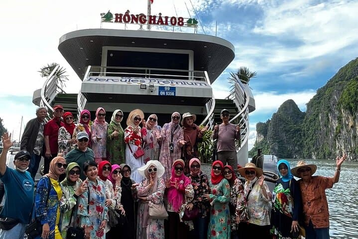 Ha Long Bay Luxury Day Cruise: Kayaking, Sung Sot Cave & TiTop Island photo 3
