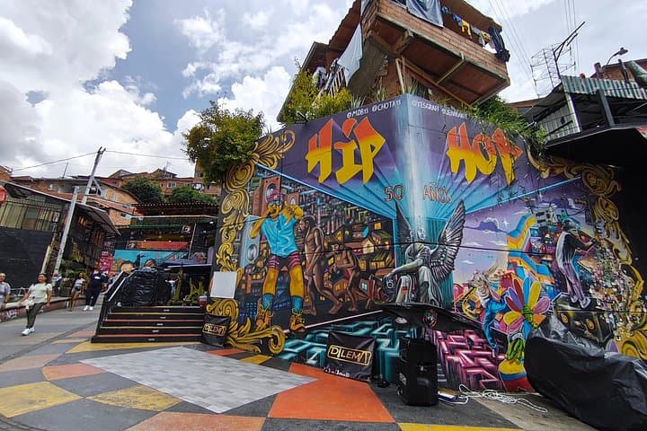 Comuna 13 Graffiti Tour and Metrocable: Medellín's Street-Art Transformation photo 5