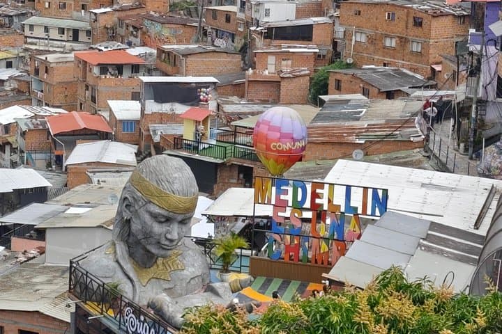 Comuna 13 Graffiti Tour and Metrocable: Medellín's Street-Art Transformation photo 2