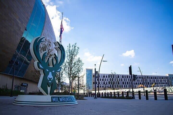 Live Milwaukee Bucks Game at Fiserv Forum — Atmosphere, History & Practical Tips photo 2