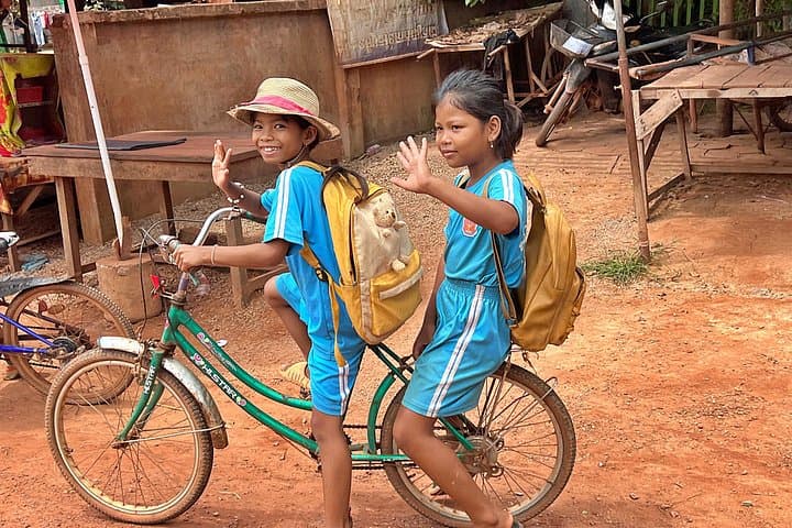 Kampong Phluk Jeep and Boat Tour: Siem Reap Floating Village Experience photo 3