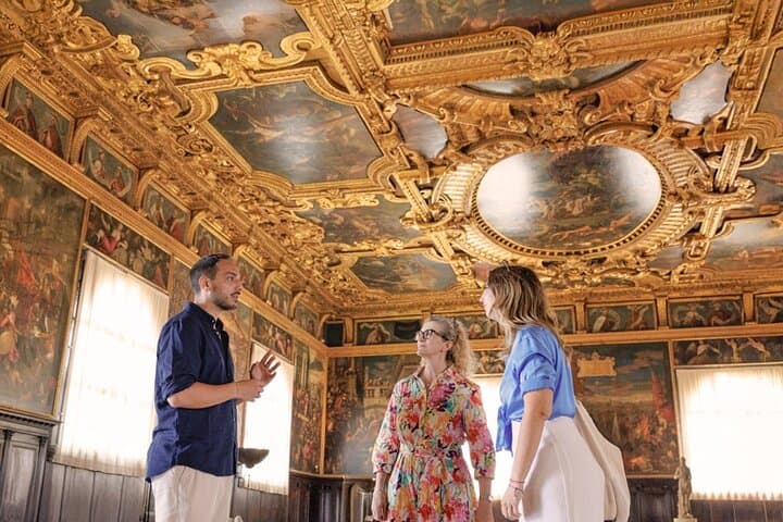 Venice in a Day: St. Mark's, Doge's Palace, Murano and Burano with Gondola Ride photo 4