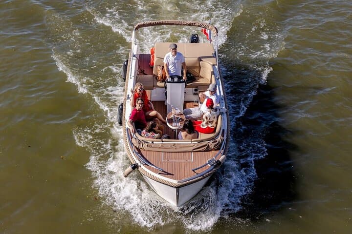 Private Seine Cruise in Paris with Rosé, Macarons & Eiffel Views photo 4