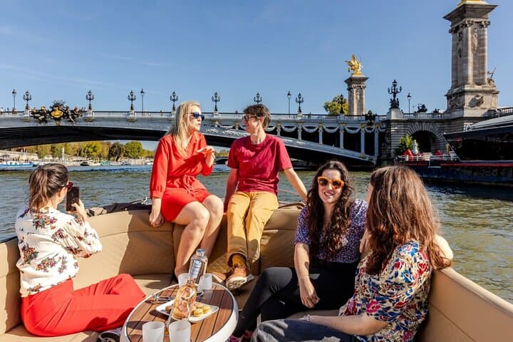 Private Seine Cruise in Paris with Rosé, Macarons & Eiffel Views
