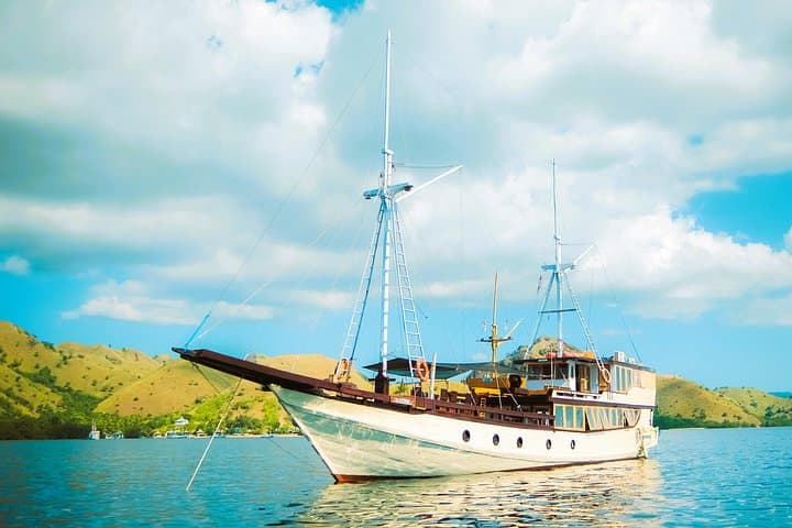 Komodo National Park 3D2N Deluxe Pinisi Sailing Adventure from Labuan Bajo photo 1