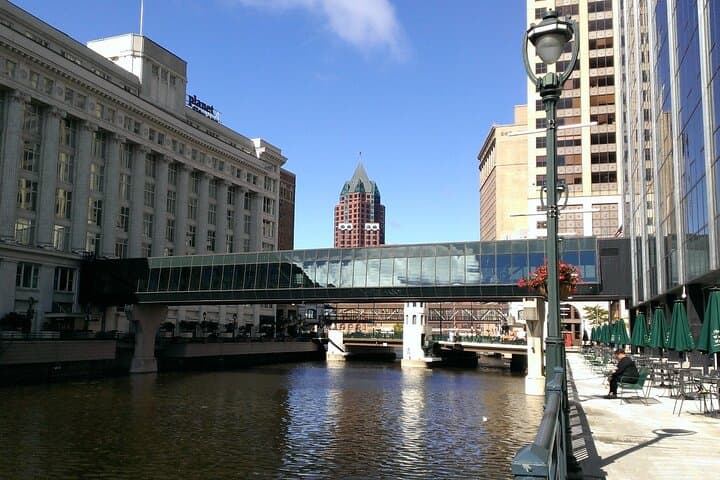 Skywaukee Skywalk Tour: Indoor Walking Tour of Downtown Milwaukee