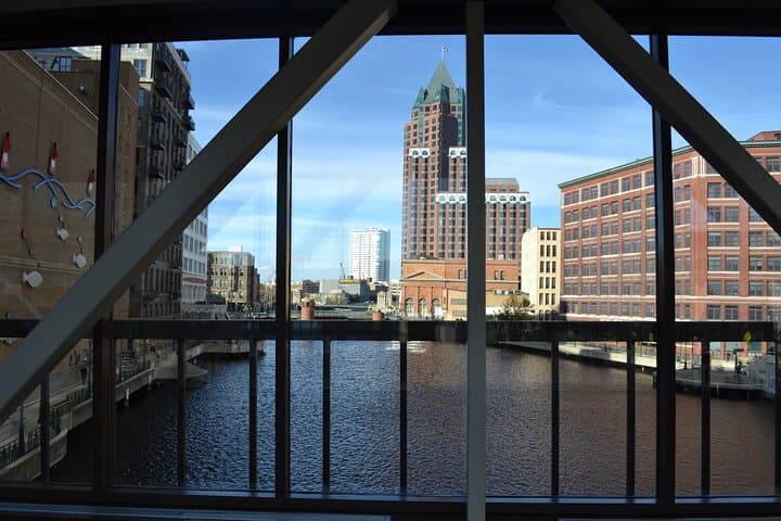 Skywaukee Skywalk Tour: Indoor Walking Tour of Downtown Milwaukee photo 2