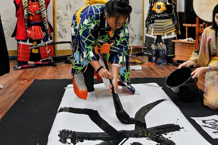 Samurai Calligraphy Experience in Osaka: Final Brushstrokes & Shodo Workshop