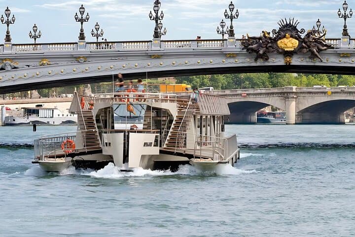 Seine River 1-Hour Sightseeing Cruise from the Eiffel Tower — Paris on the Water