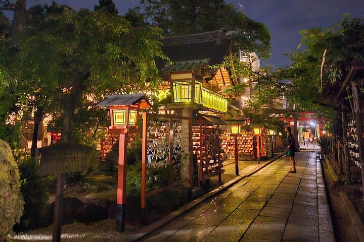 Gion Night Walking Tour: 3-Hour Guided Stroll Through Kyoto's Lantern-Lit Streets photo 3