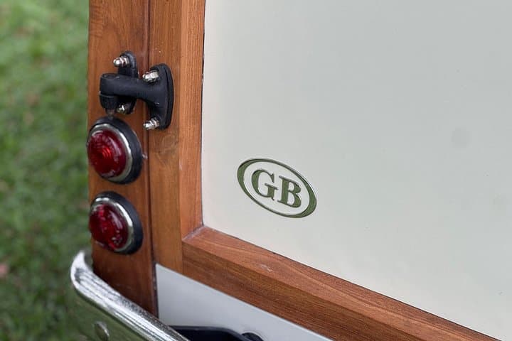 Classic Morris Minor Drive Along Galle Face Green — Private Colombo Tour photo 3