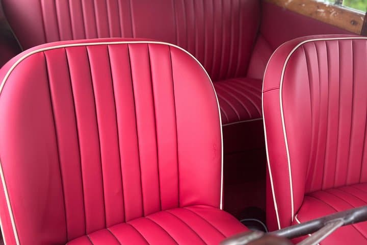 Classic Morris Minor Drive Along Galle Face Green — Private Colombo Tour photo 2