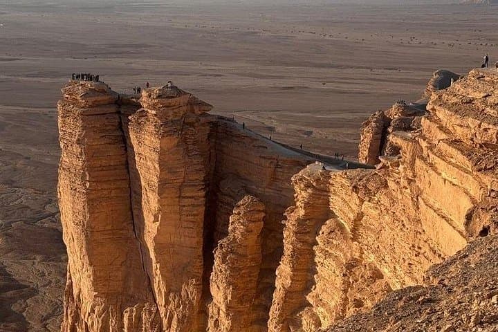 Sunset at the Edge of the World: Riyadh's Jebel Fihrayn Hike photo 3