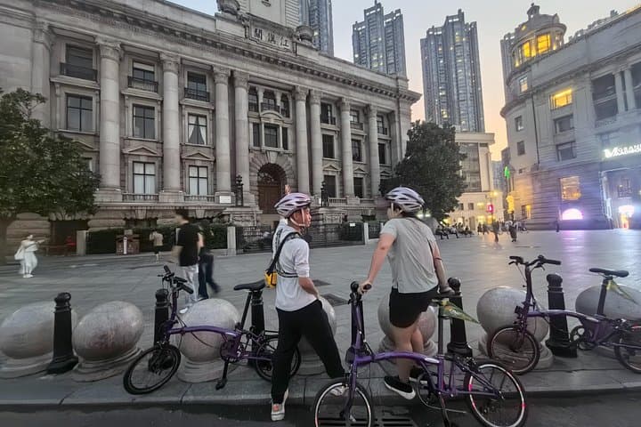 Wondrous Wuhan Cycling Tour — Historical Night Route or East Lake Greenway