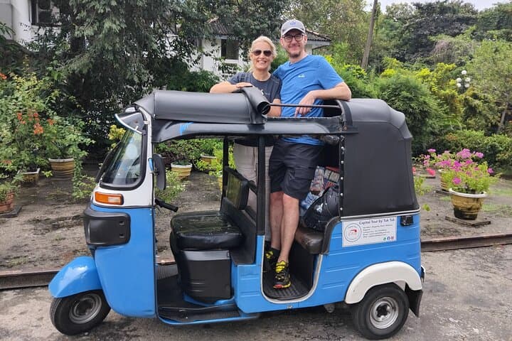 Kandy Tuk Tuk Cultural Tour: Temple of the Tooth, Tea Museum & Spice Gardens