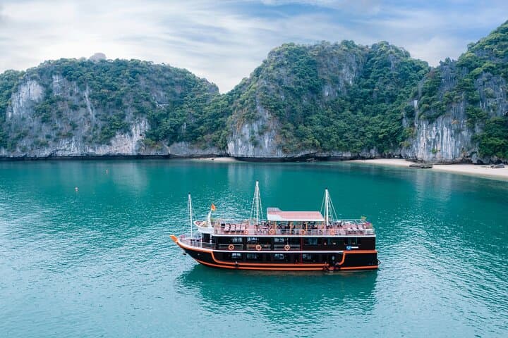 Lan Ha Bay & Viet Hai: 2-Day Discovery Cruise from Hanoi