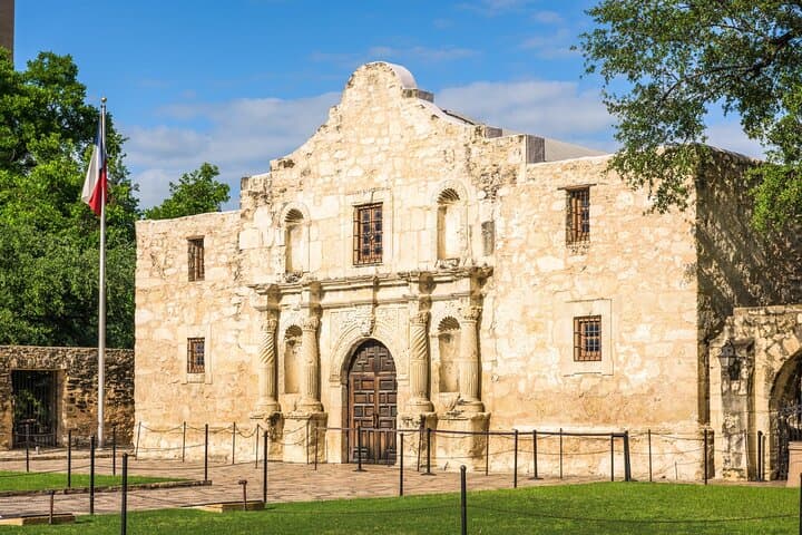 San Antonio Downtown Highlights: Private Guided Walking Tour of the Alamo & River Walk