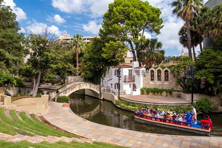 San Antonio River Walk: Downtown Walking Tour and Narrated River Cruise