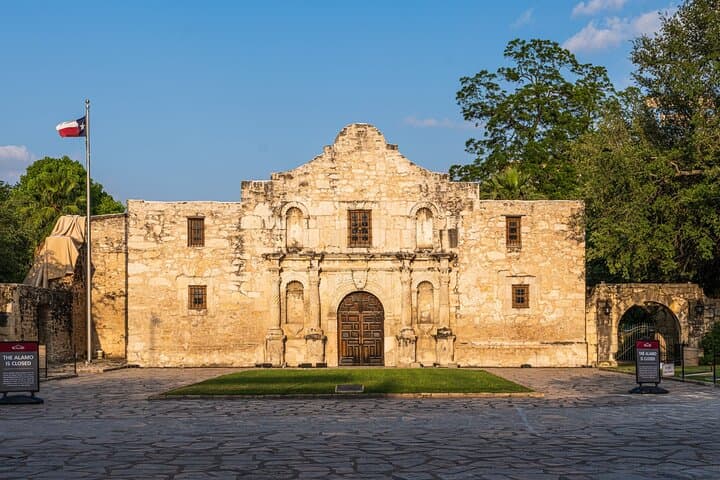 San Antonio River Walk: Downtown Walking Tour and Narrated River Cruise photo 3