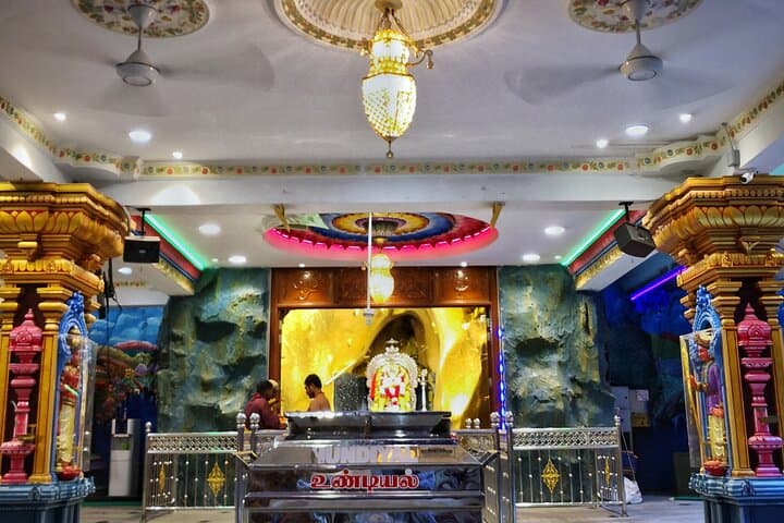 Batu Caves Sari and Batik Experience — Temple Tour, Sari Try-On & Workshop photo 4