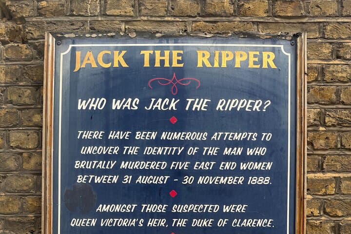 Jack the Ripper Pub Crawl: Whitechapel Crime Walk with Pints