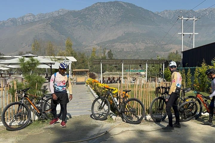 Srinagar Cycling Day Tour: Mughal Gardens, Dal Lake & Zabarwan Hills