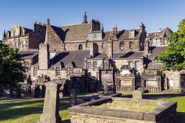 Haunted Greyfriars Kirkyard & Edinburgh Castle: Private Guided Tour with Skip-the-Line Options