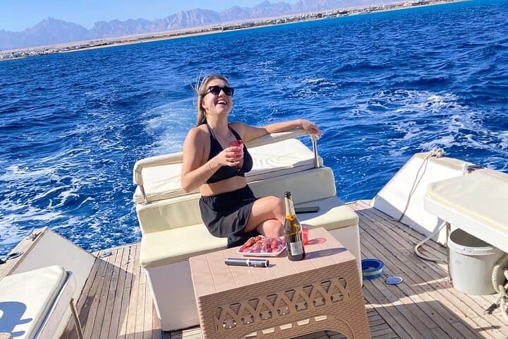 Private Full-Day Hurghada Boat Charter: Snorkel Giftun & Island Lunch