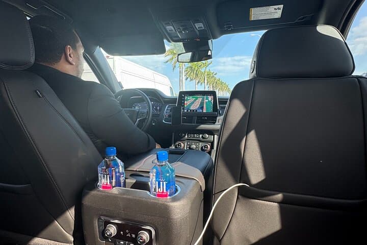Miami International Airport Luxury Limo & Car Service: Smooth Transfers and Local Insight photo 3