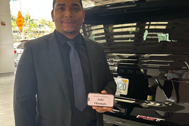 Miami International Airport Luxury Limo & Car Service: Smooth Transfers and Local Insight photo 4