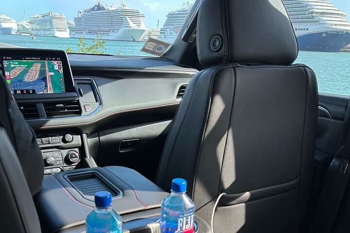 Miami International Airport Luxury Limo & Car Service: Smooth Transfers and Local Insight photo 5