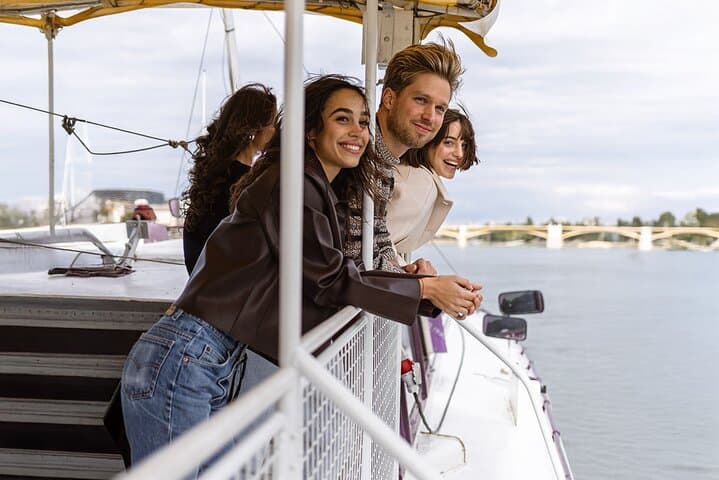 Budapest Danube Sightseeing Cruise: 60-Minute Audio-Guided Panorama of the City
