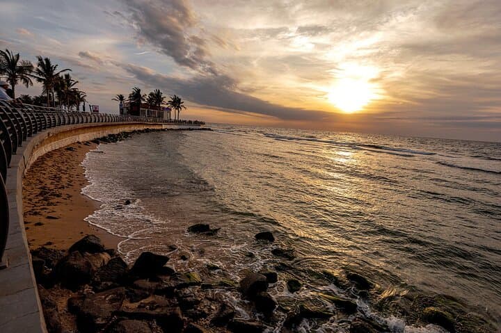 Jeddah Explorer Day Trip from Makkah — Corniche, Tayyebat Museum & Al-Balad photo 2