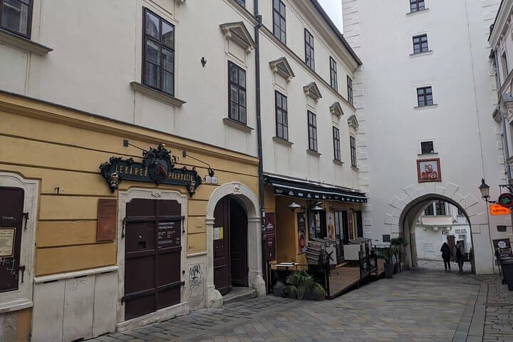 Bratislava History Game: Famous People Walking Tour and City Puzzle photo 2