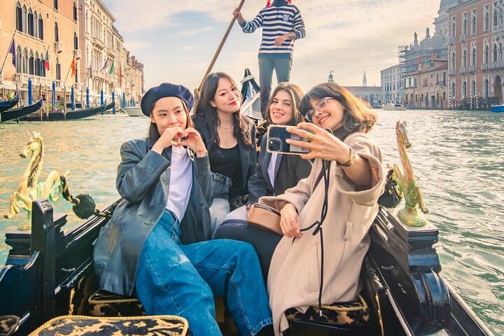 Venice Gondola Ride: Classic 30-Minute Canal Experience