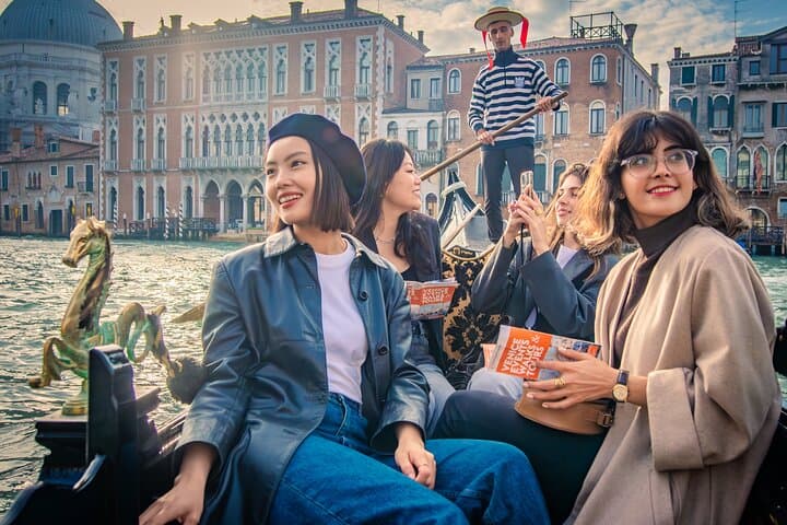 Venice Gondola Ride: Classic 30-Minute Canal Experience photo 6