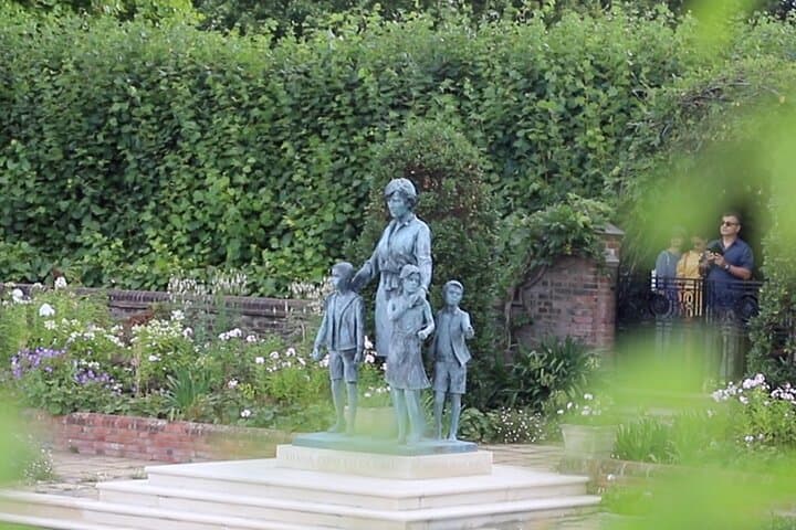 Royal High Tea and Gardens Walk at Kensington Palace — Private Tour photo 4