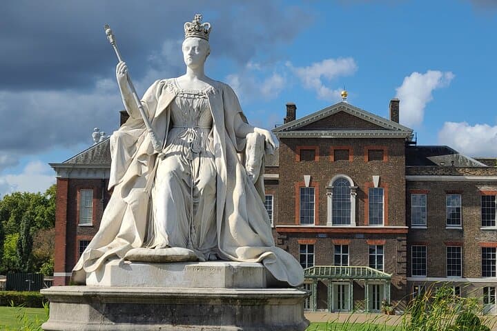 Royal High Tea and Gardens Walk at Kensington Palace — Private Tour photo 2