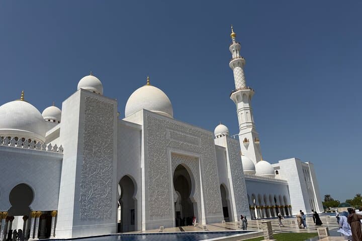 Abu Dhabi Private Day Tour from Dubai: Grand Mosque, Qasr Al Watan & Corniche photo 4