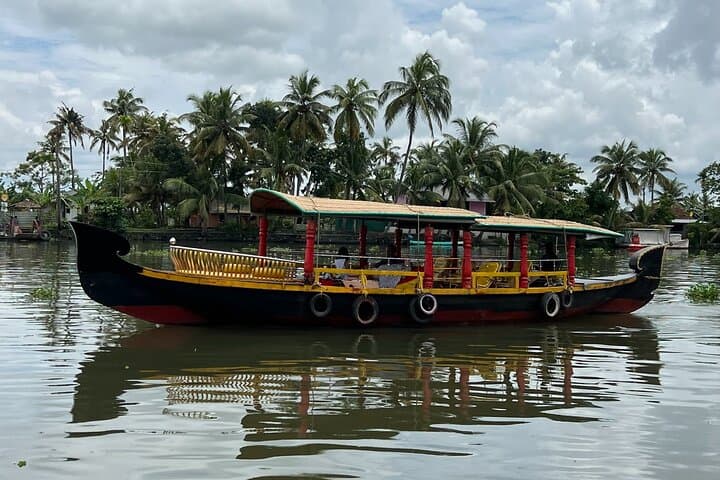 Alleppey Serene Canals Tour — Shikkara Cruise, Canoe Ride & Kerala Sadhya photo 2