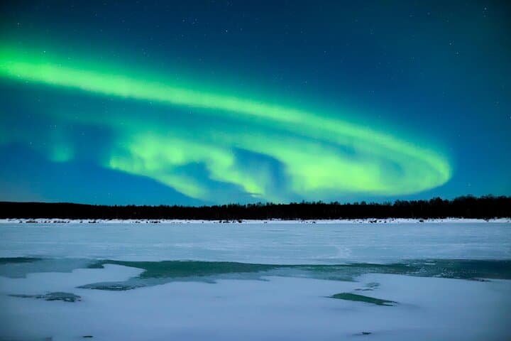 Lakeside Aurora Hunt in Rovaniemi: Guided Northern Lights Evening