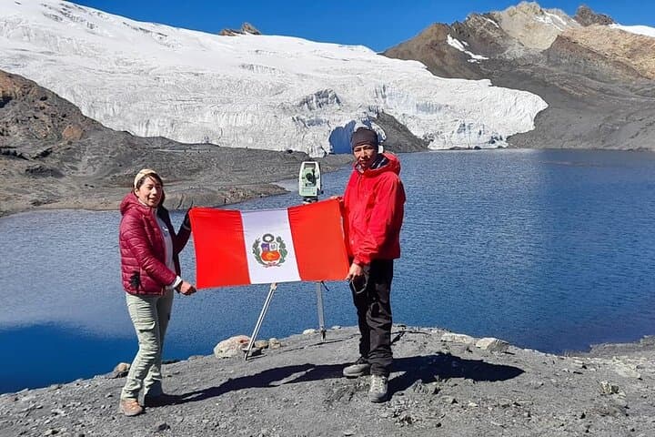 Trekking Puya Raimondi & Pastoruri Glacier — Full-Day Huaraz Adventure photo 2