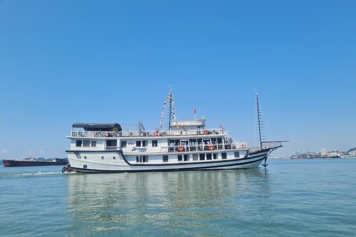 Bai Tu Long Overnight Cruise: Kayak, Cave & Ninh Binh Drop-Off photo 3