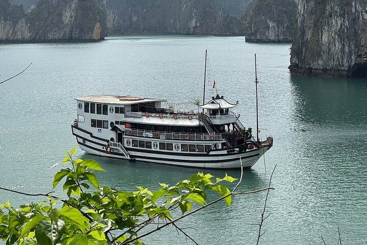 Bai Tu Long Overnight Cruise: Kayak, Cave & Ninh Binh Drop-Off photo 5
