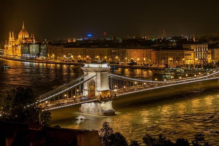 Vienna to Bratislava and Budapest: Private Full-Day Driver Trip