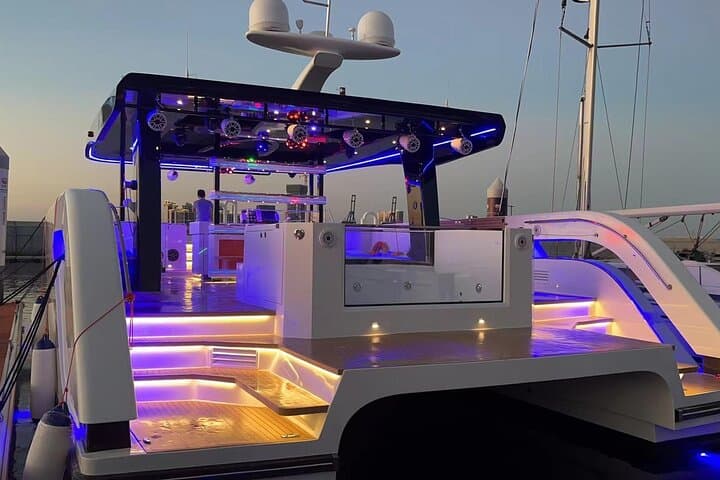 Dubai Luxury Night Yacht Party with Live DJ & Open Bar photo 4