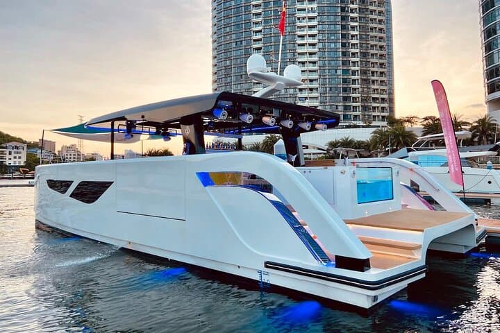 Dubai Luxury Night Yacht Party with Live DJ & Open Bar photo 5