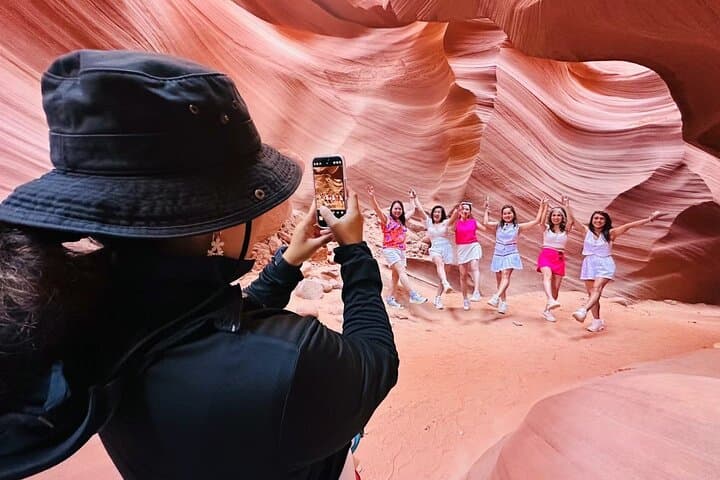 Las Vegas to Lower Antelope Canyon & Horseshoe Bend — Day Trip with Lunch