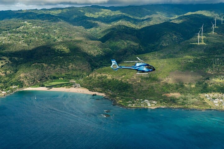 Soar Over Oahu: The Ultimate 60-Minute Helicopter Tour Experience photo 4