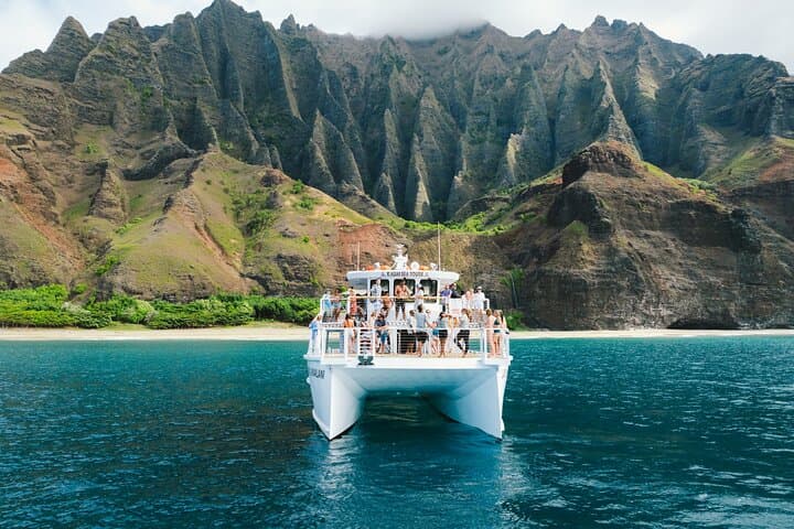 Na Pali Sunset Dinner on Lady Kailani: Luxury Catamaran Cruise from Port Allen